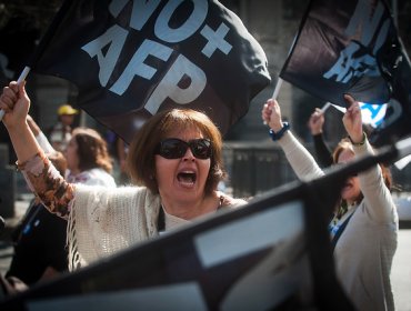 Centenares de personas marchan contra las AFP en la Alameda