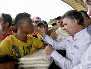 Santos regresa a la frontera con Venezuela, que sigue recibiendo colombianos