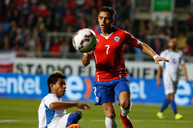 Alexis Sánchez y Gonzalo Jara llegó al país para preparar duelo ante Paraguay