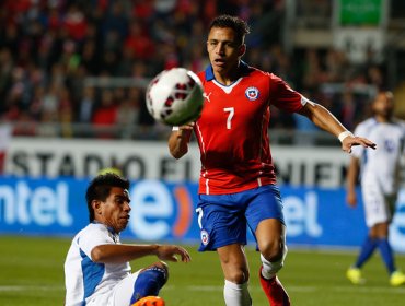 Alexis Sánchez y Gonzalo Jara llegó al país para preparar duelo ante Paraguay