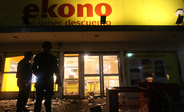 Roban caja fuerte de supermercado en “alunizaje” en La Reina