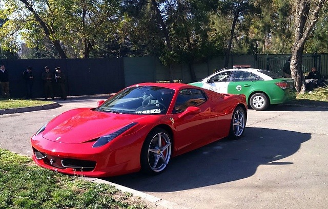 Encuentran en Vitacura Ferrari robado este domingo en Lo Barnechea