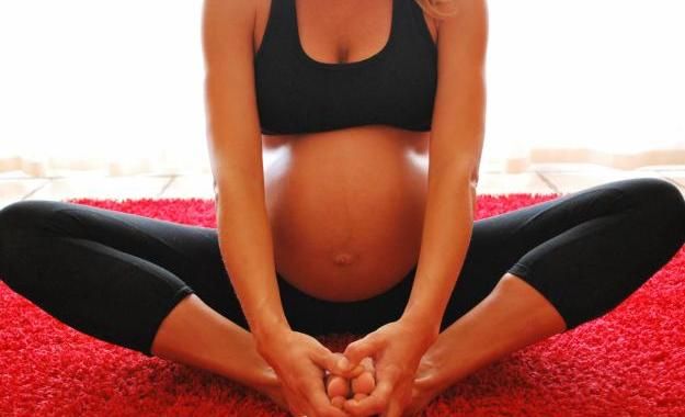 Conoce los beneficios del yoga durante el embarazo
