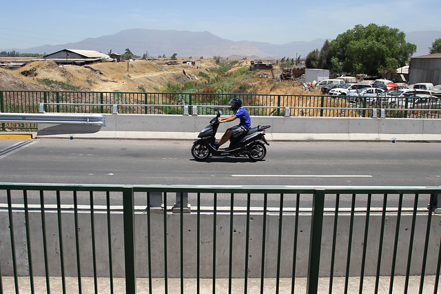 Congestión en autopista Vespucio Norte por choque de motocicleta con camión