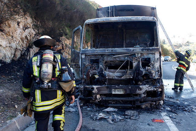 Fuego destruyó camión recolector de basura en Valparaíso