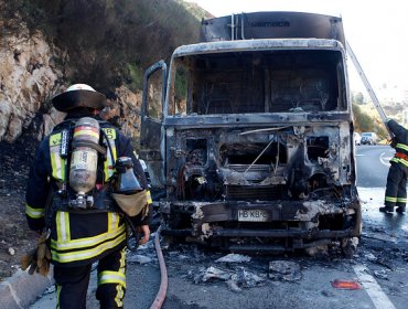 Fuego destruyó camión recolector de basura en Valparaíso