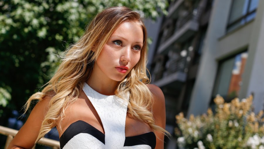 Video: Daniella Chávez es fotografiada por periodistas en México