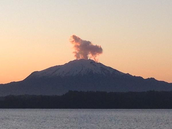 Volcán Calbuco amanece con leve fumarola