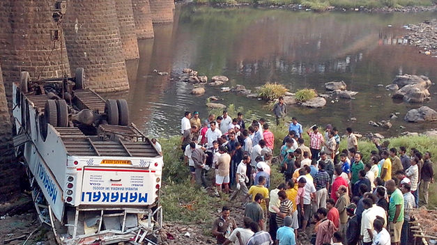 Fallecen 15 personas al caer un autobús por un precipicio en la India