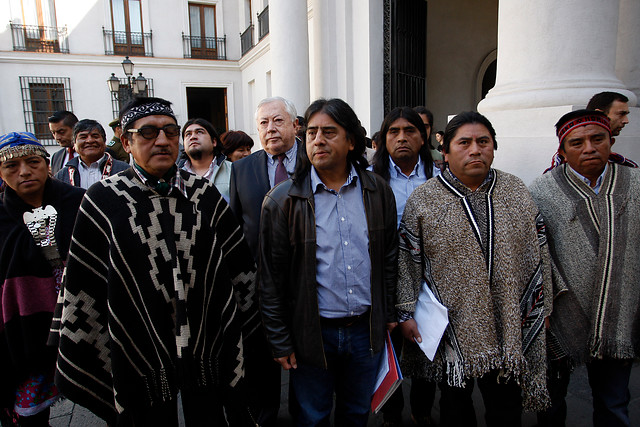 Dirigentes mapuche llegan a La Moneda y ministro Burgos no los recibe