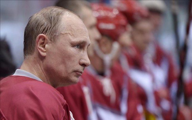 Putin vuelve a calzarse los patines para disputar un partido de hockey hielo