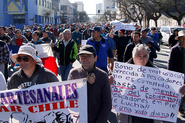 Pescadores marchan en Concepción exigiendo a Gobierno pago de bono de mitigación