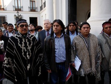 Dirigentes mapuche llegan a La Moneda y ministro Burgos no los recibe