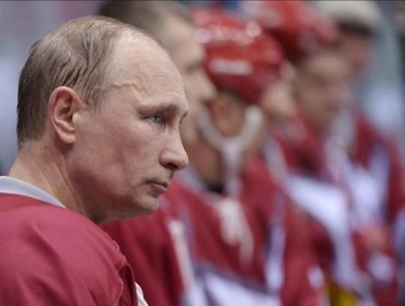 Putin vuelve a calzarse los patines para disputar un partido de hockey hielo