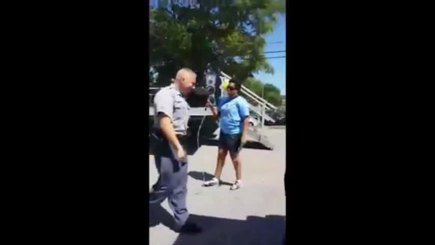 Video: Policia se luce saltando la cuerda de una forma muy entretenida