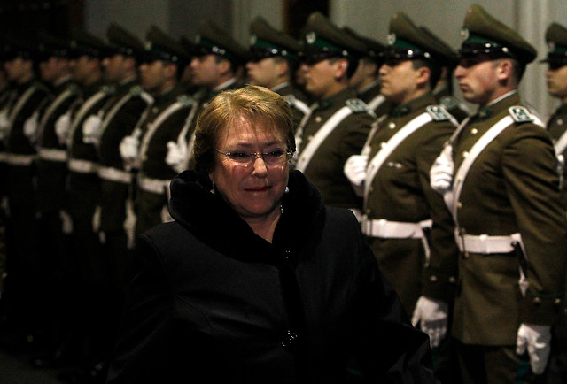 Escolta de Presidenta Bachelet sufre robo en servicentro