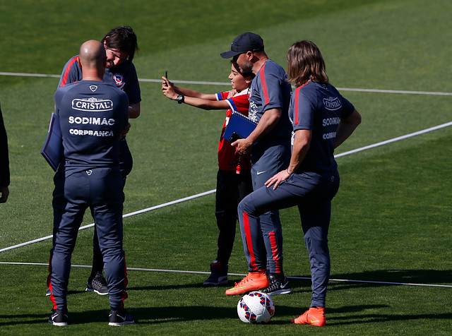 Práctica abierta: Sampaoli protagonista, Valdivia ovacionado y Alexis generoso