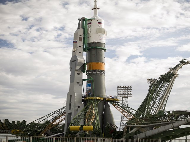 Lanzan un cohete Soyuz con tres astronautas hacia la Estación Espacial