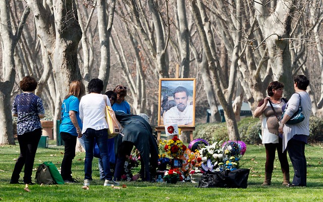 Amigos llegan hasta Parque del Recuerdo a visitar tumba de Felipe Camiroaga