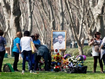 Amigos llegan hasta Parque del Recuerdo a visitar tumba de Felipe Camiroaga