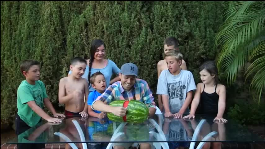 Video: La mejor manera de pelar una sandia y quede perfecta