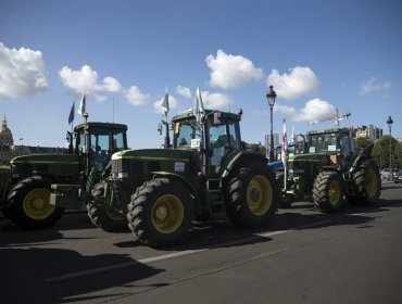 Cerca de 1.500 agricultores protestan con tractores en París