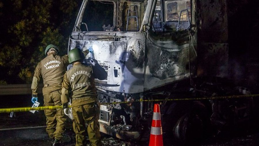 Encapuchados queman camión en Ercilla y desafían al ministro Burgos