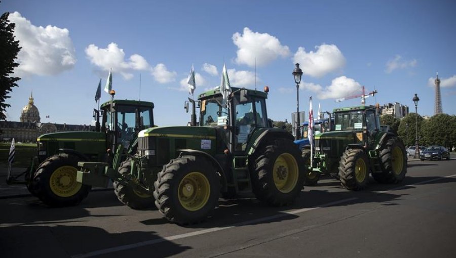 Cerca de 1.500 agricultores protestan con tractores en París