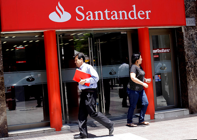 Desalojan protesta en sede del Banco Santander