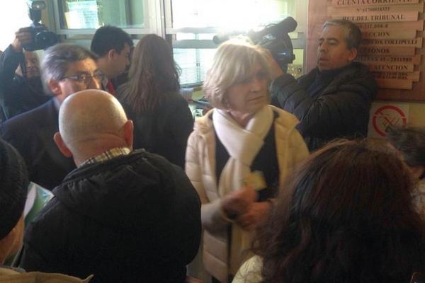 Mapuches increpan a Evelyn Matthei en Juzgado de Collipulli