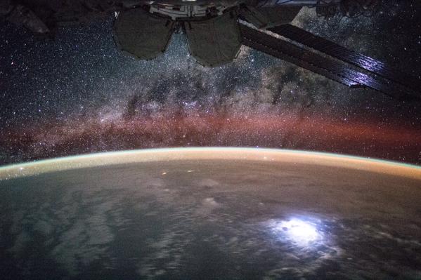 El brillo de un rayo en la Tierra reflejado en la Estación Espacial