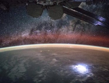 El brillo de un rayo en la Tierra reflejado en la Estación Espacial