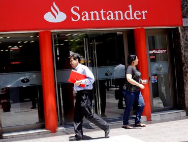 Desalojan protesta en sede del Banco Santander