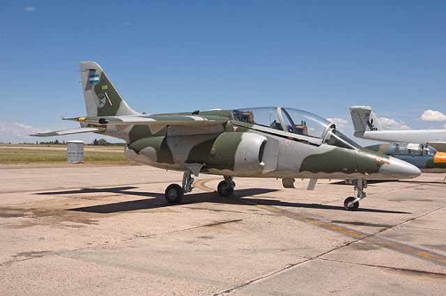 Argentina ofrece a Bolivia aviones de entrenamiento avanzado y equipo militar