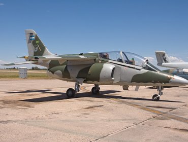 Argentina ofrece a Bolivia aviones de entrenamiento avanzado y equipo militar