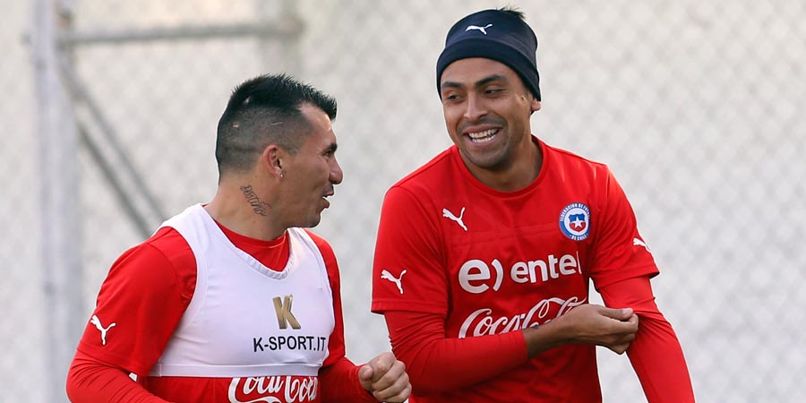 Gary Medel alude en irónica foto el dedo de Jara en redes sociales