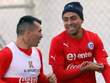 Gary Medel alude en irónica foto el dedo de Jara en redes sociales