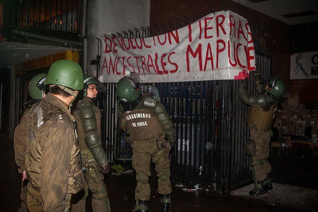 Carabineros desaloja toma mapuche en la Conadi de Temuco