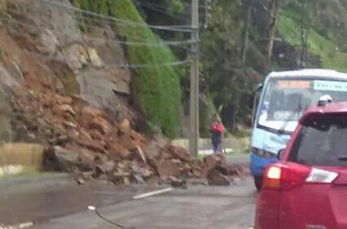 Deslizamiento de rocas provoca congestión vehicular entre Viña y Reñaca