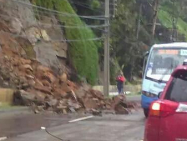 Deslizamiento de rocas provoca congestión vehicular entre Viña y Reñaca