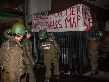 Carabineros desaloja toma mapuche en la Conadi de Temuco