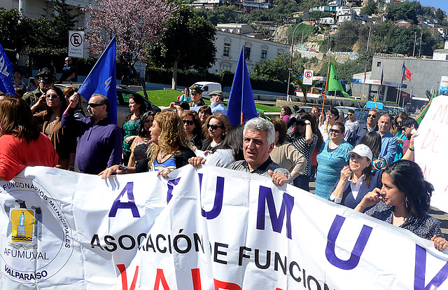 Trabajadores de JUNAEB cortan el tránsito en Antonio Varas