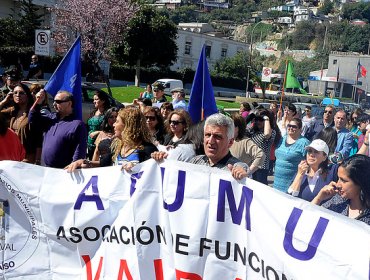Trabajadores de JUNAEB cortan el tránsito en Antonio Varas