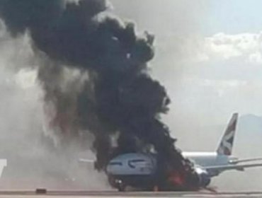 Avión comercial se incendia en tierra en Las Vegas sin causar heridos graves