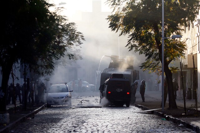 Manifestantes se enfrentan a Carabineros en Liceo de Aplicación