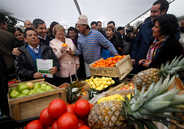 Bachelet asegura que destinarán más de $1.600 millones a ferias libres en 2015