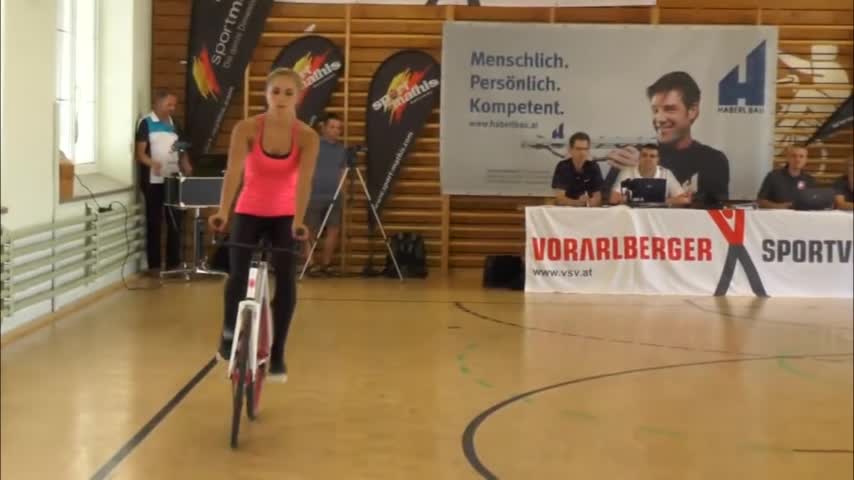 Video: Impresionantes acrobacias sobre una bicicleta realiza una mujer