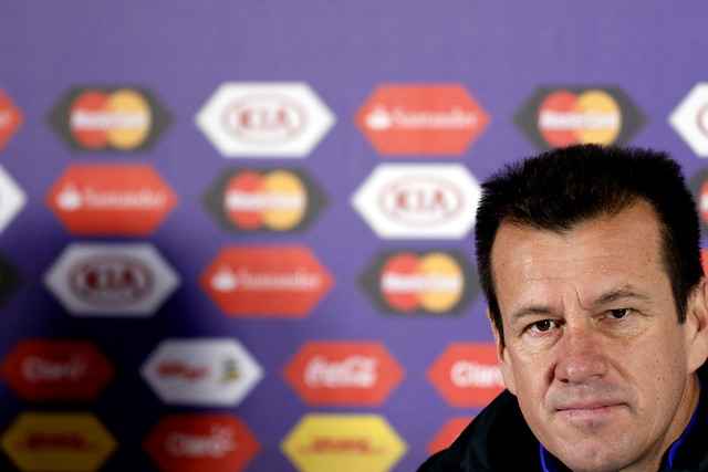 Dunga: "Chile tiene la obligación de vencer a Brasil"