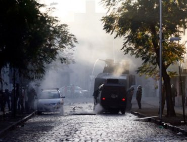 Manifestantes se enfrentan a Carabineros en Liceo de Aplicación