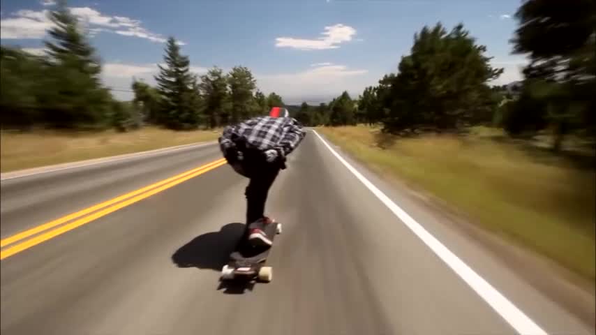 Video: Descenso en patineta a gran velocidad infarta en la web